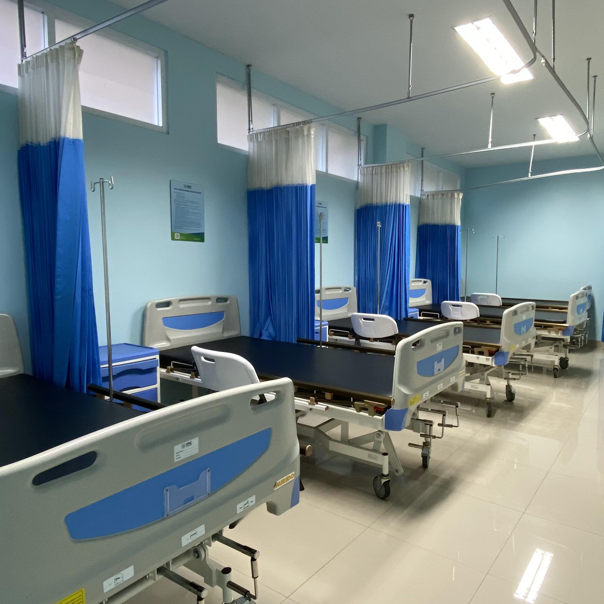 Kamar rawat inap IMC yang bersih dan nyaman dilengkapi AC dan televisi